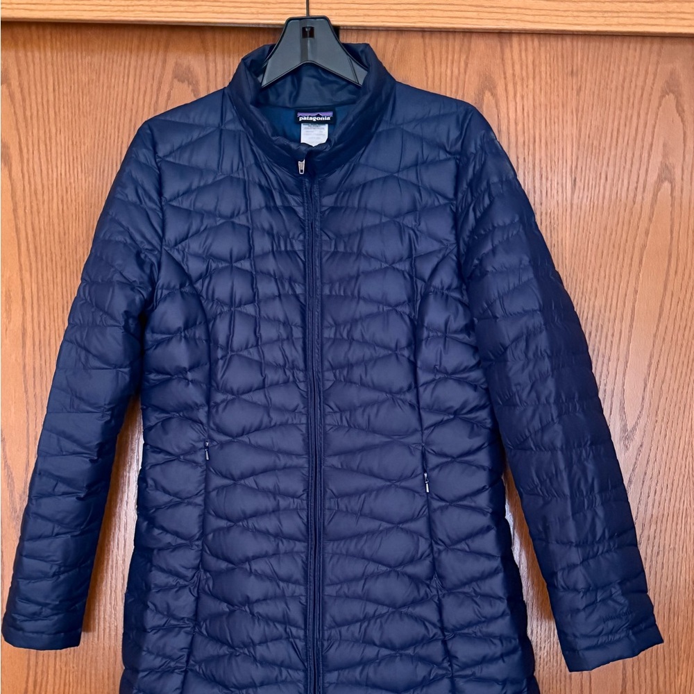 Patagonia Women's Dark Blue Puffer Jacket 
Pre-owned - Good ATHLETES Size: M
* A
